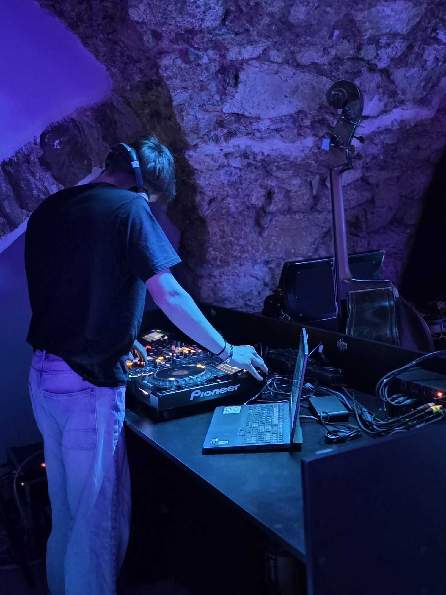 DJ hrá pri kamennej stene