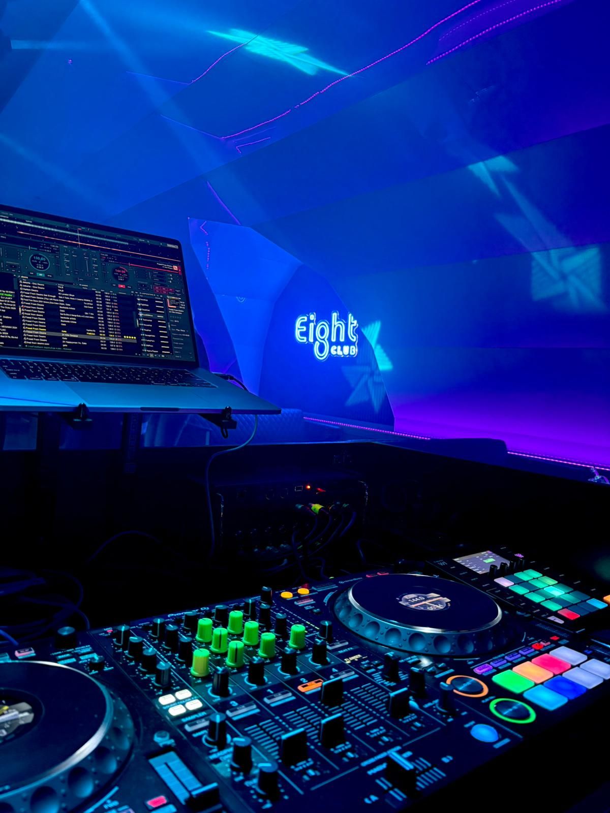 DJ pult s výhľadom na sálu