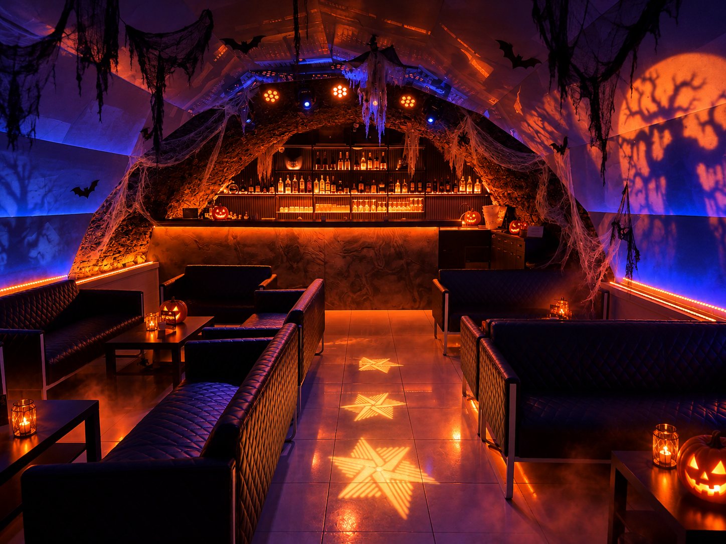 Eight Club vyzdobený na Halloween – klenba, pavučiny a tekvice