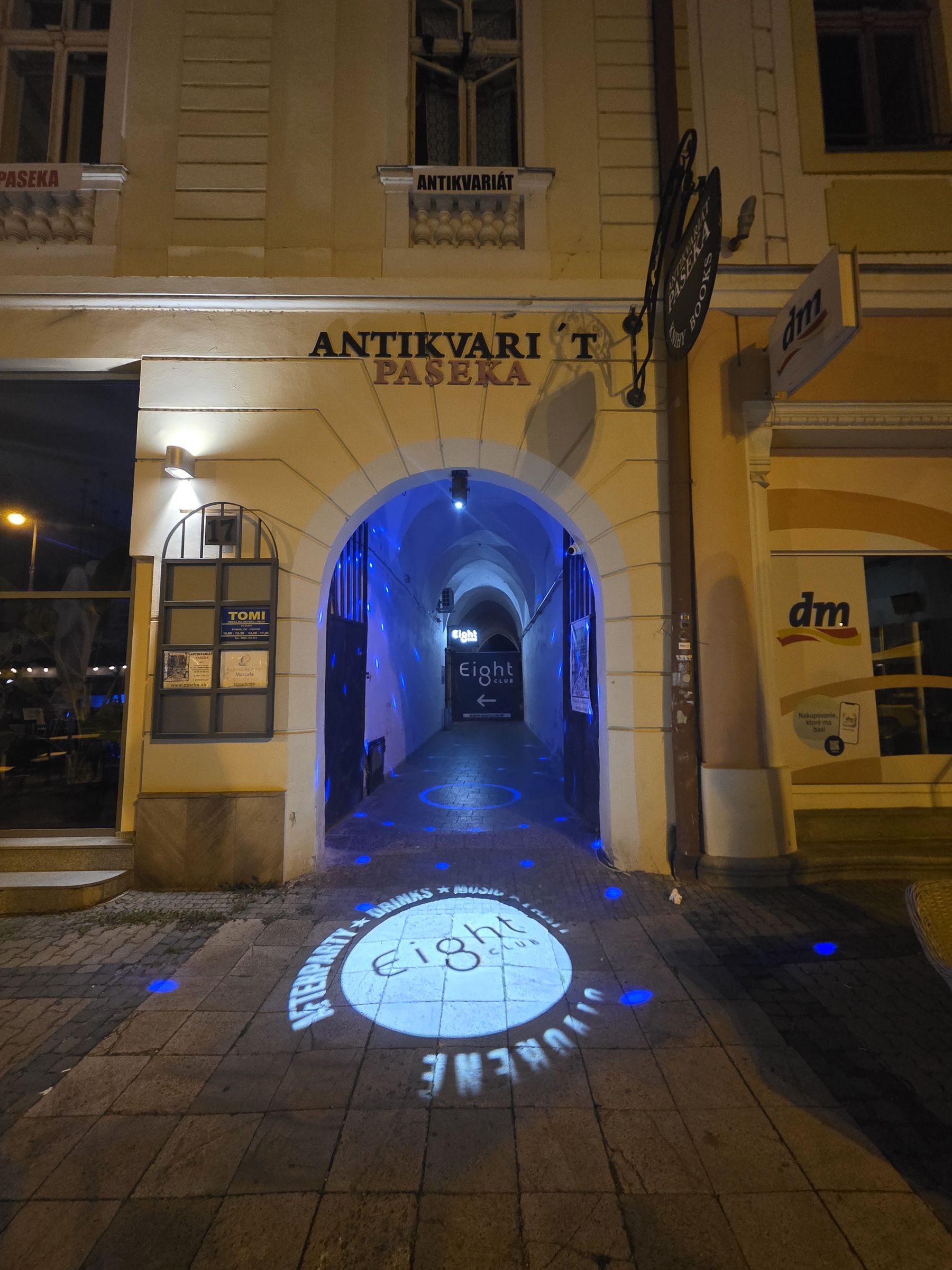 Vchod do klubu – priechod vedľa antikvariátu Paseka